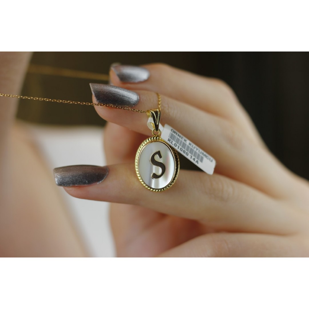 Altın Harf Figürlü Kolye