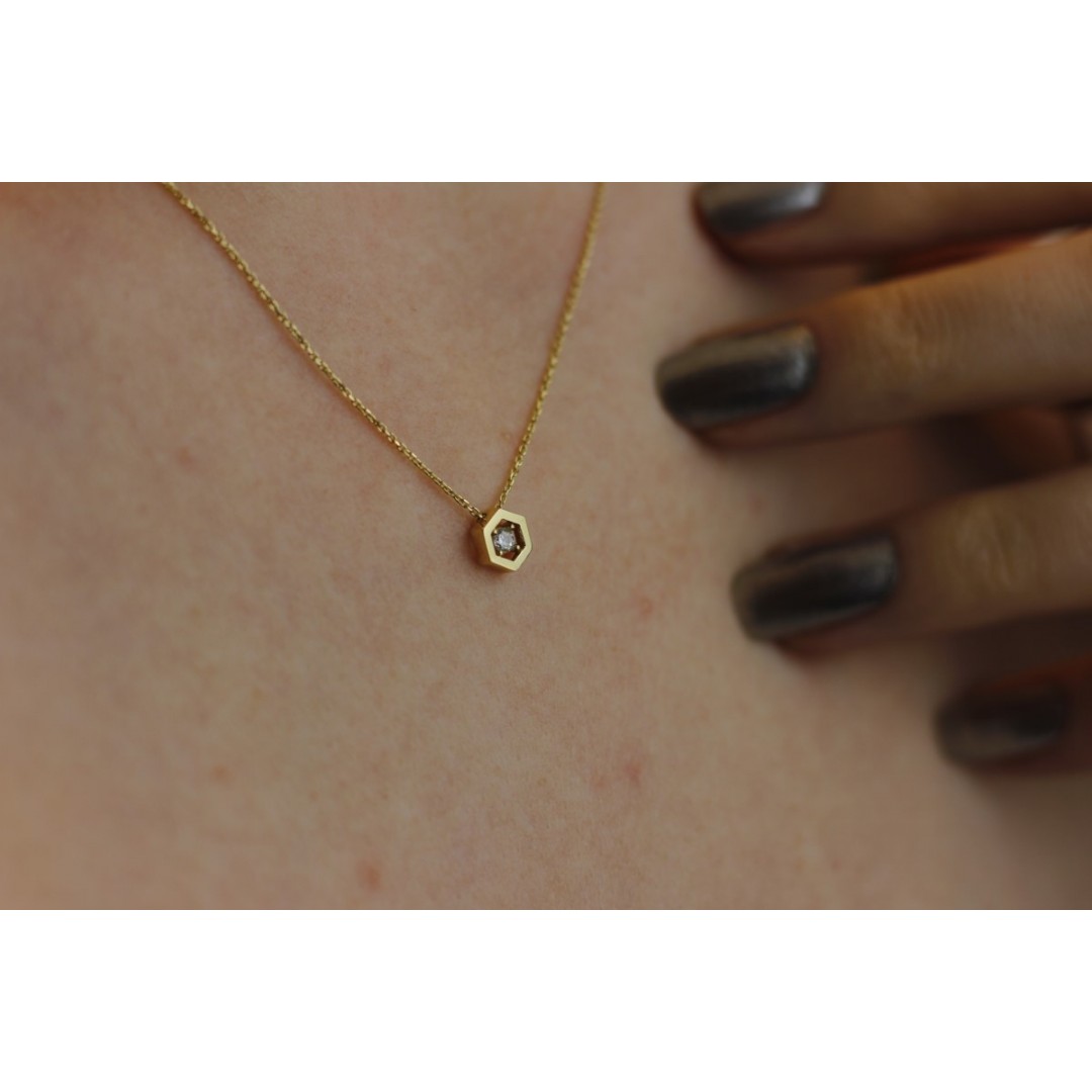 Altıgen Çerçeveli Tek Taş Kolye ZN02021