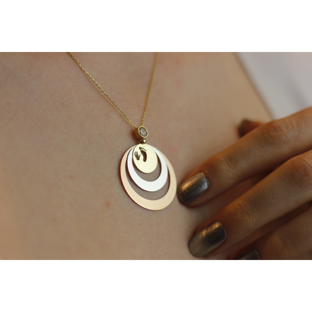 El Ayak Desenli Üçlü Plaka Kolye ZN02145